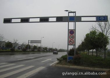 Chine Signalez le feu de signalisation de personnalisation Polonais Gr65 4m/route galvanisée par 6m Polonais légers fournisseur