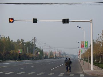 Chine Les feux de signalisation de chaussée Polonais, allée ont galvanisé la largeur en acier de la taille 4M de Polonais 11M fournisseur