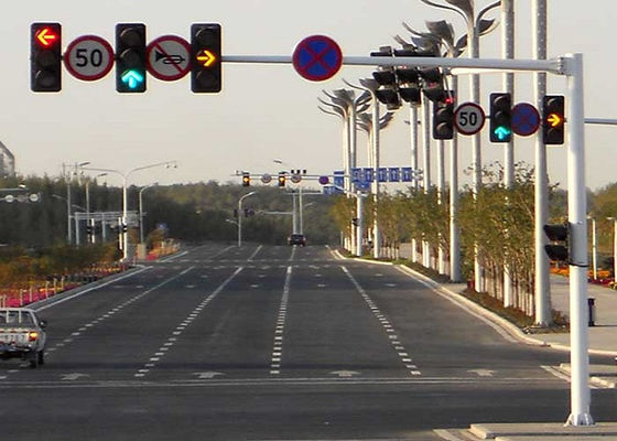 ISO9001 éclairage Polonais extérieur approuvé du rond 8m avec l'anti rouille de bras croisé