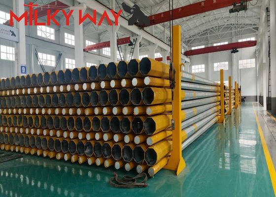 Charge de conception personnalisable 300-1000 kg 33kv pôle d'acier avec accessoires de bras croisés pour différentes applications