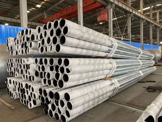 Poteau électrique en acier haute résistance S500MC avec surface galvanisée à chaud et boulons fixés en acier inoxydable pour réseaux électriques