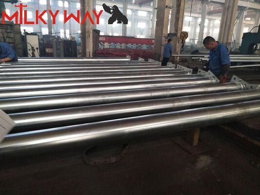 Poteau d'alimentation octogonal en acier durable avec des longueurs de 35 pieds à 90 pieds et une finition protectrice en bitume pour les lignes de transmission